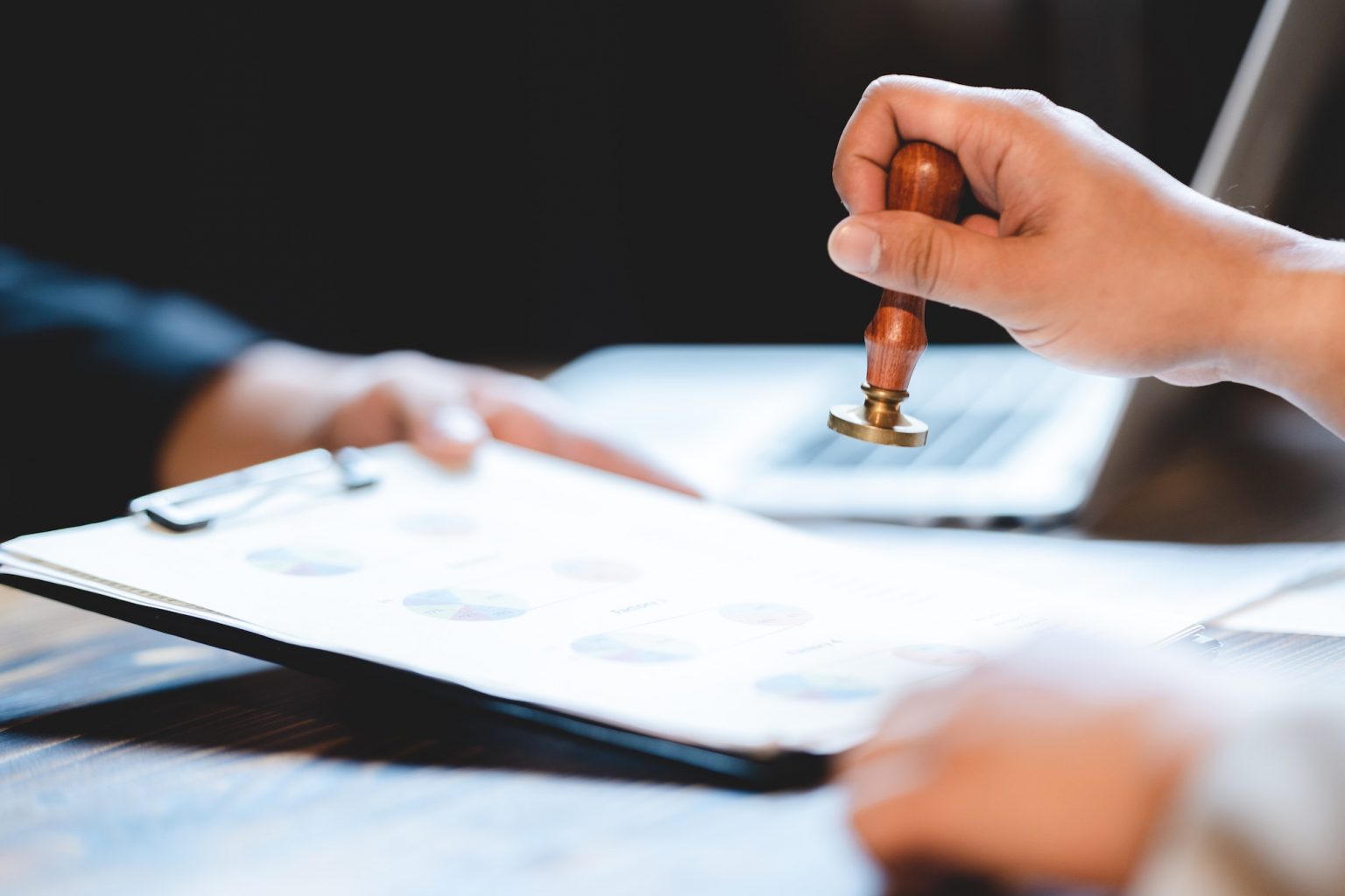 нотариат 20мм2. фотография на документы. нотариус женщина. Public documents. документы у нотариуса для презентации.